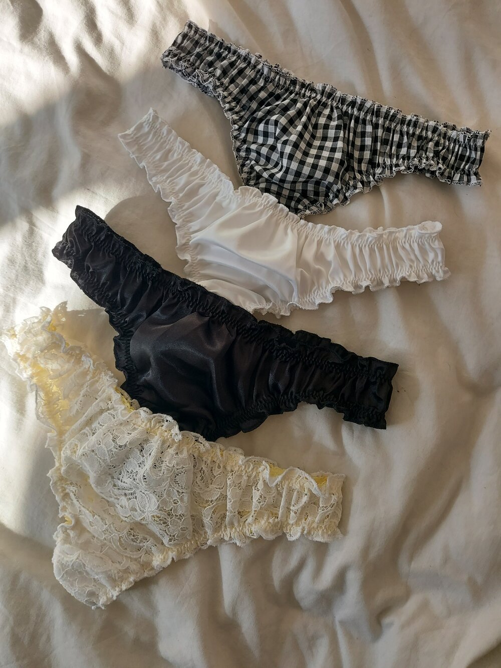 Mia Classic Black & White Thongs