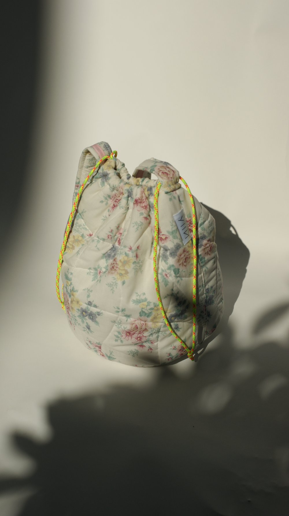 Nila - Round Drawstring Tote Bag Vintage Floral