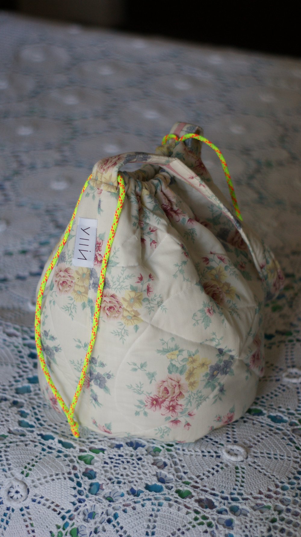 Nila - Round Drawstring Tote Bag Vintage Floral