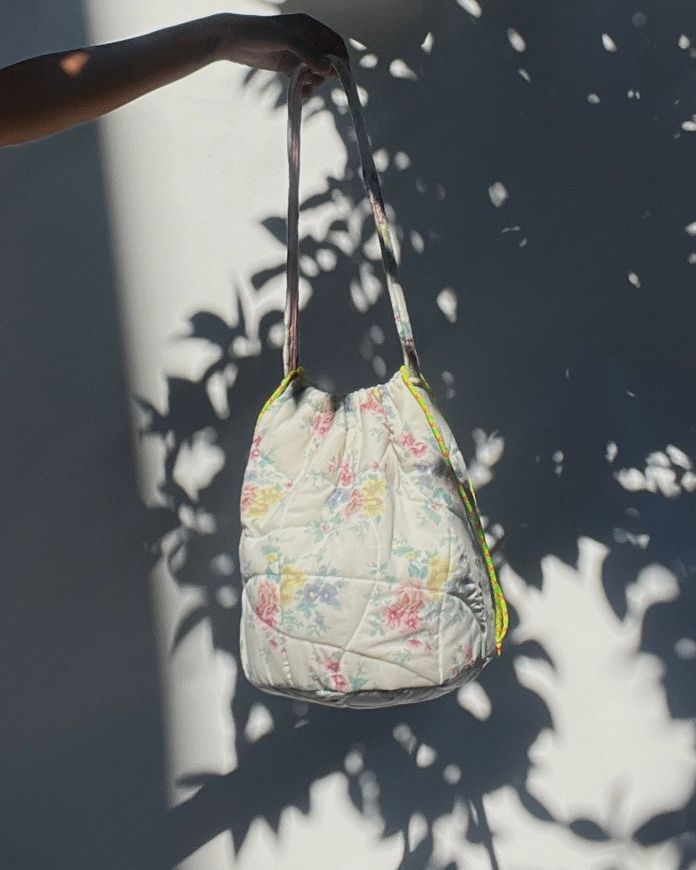 Nila - Round Drawstring Tote Bag Vintage Floral
