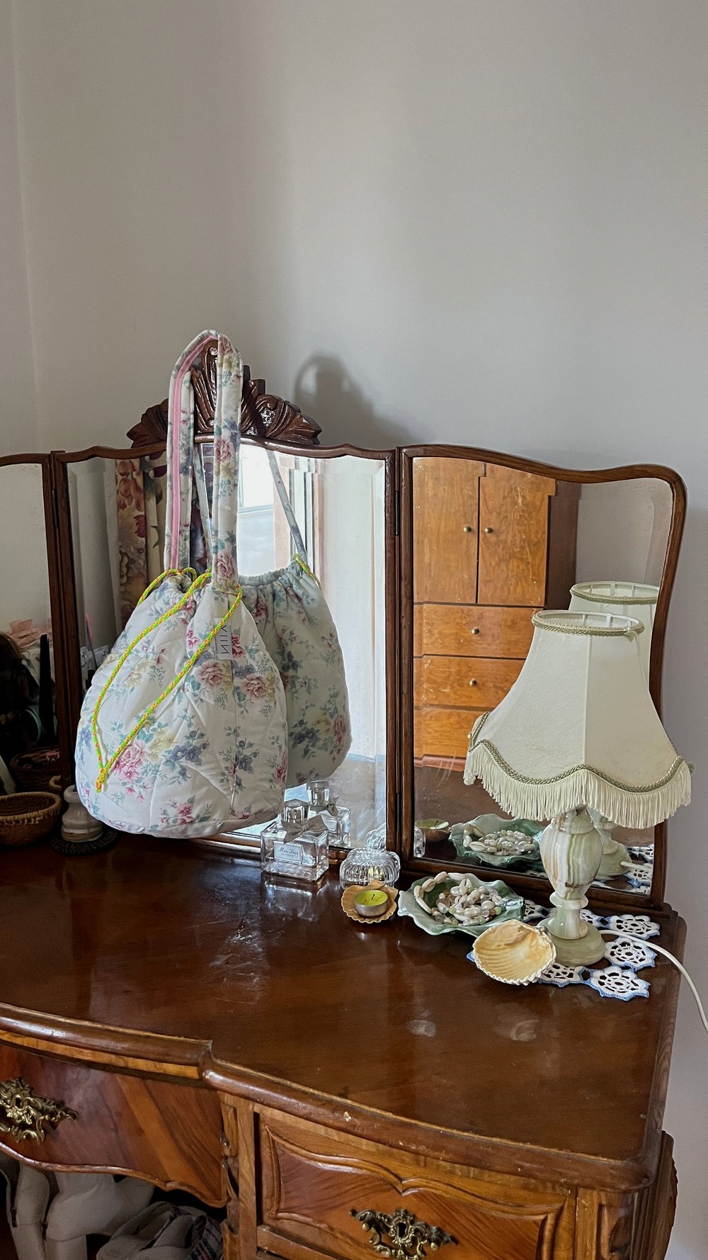 Nila - Round Drawstring Tote Bag Vintage Floral