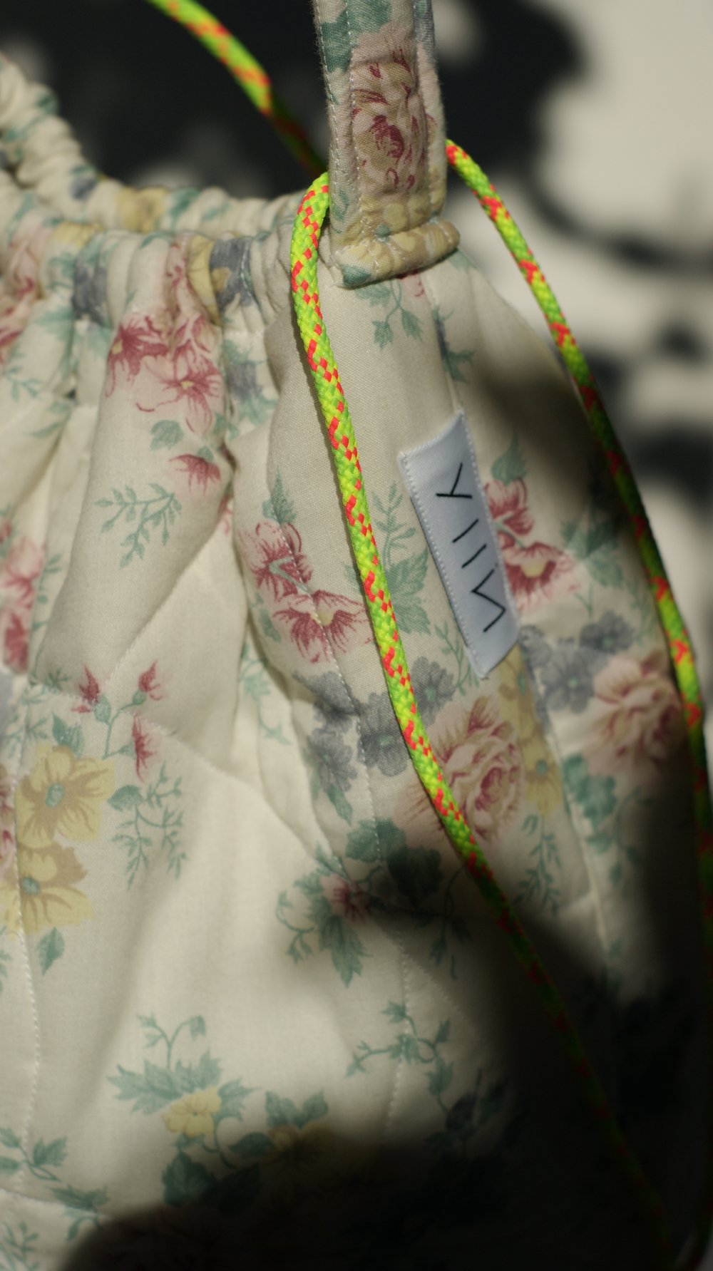 Nila - Round Drawstring Tote Bag Vintage Floral