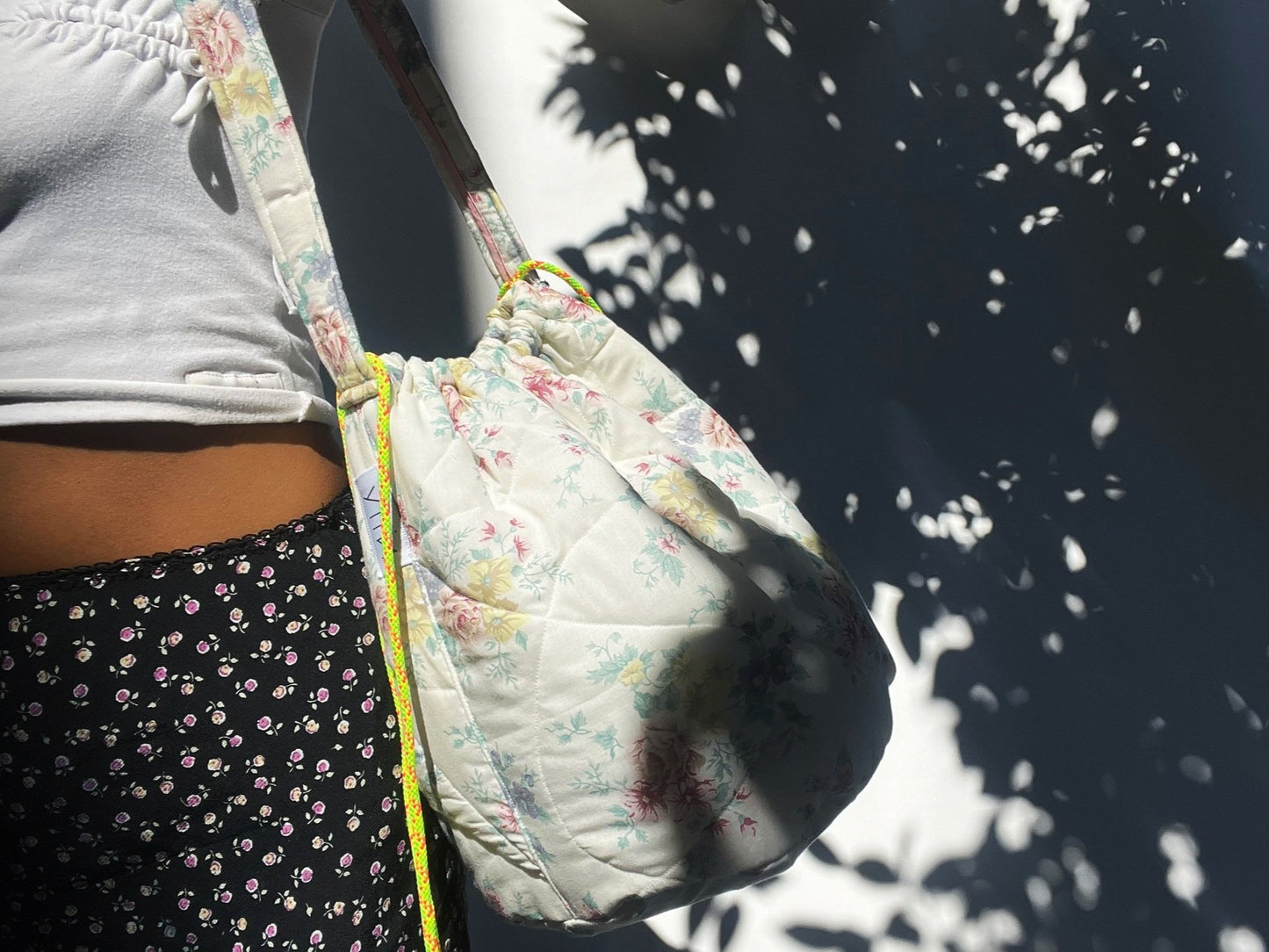 Nila - Round Drawstring Tote Bag Vintage Floral